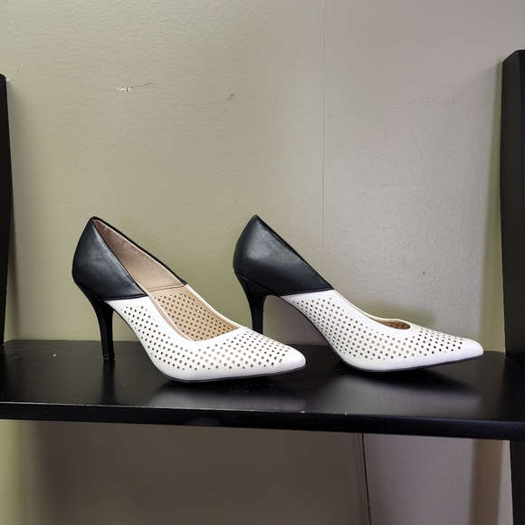 CATO Women's 8.5 Cream and Black Pumps - Picture 11 of 13